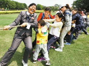 义工们在和自闭症孩子拔河