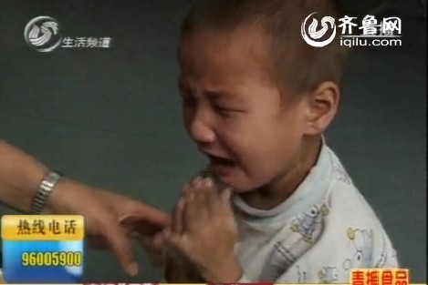四岁男童在火车站内遭遗弃 有点像自闭症