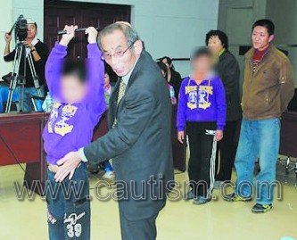 日本专家在给自闭症孩子做测评