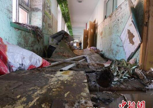 杂物堆满走廊 苍雁 摄