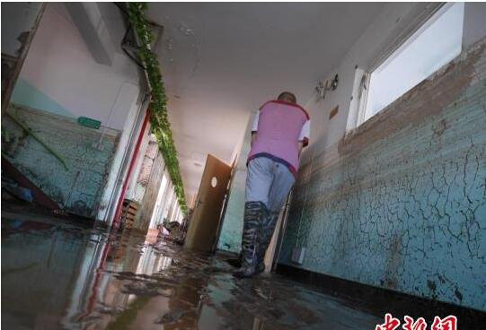 王丽英和同事不停地清淤,希望早日接回孩子。 苍雁 摄